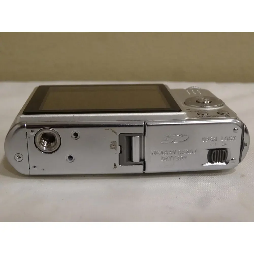 Panasonic LUMIX DMC-FX01 6.0MP Digital Camera Silver. For repair.